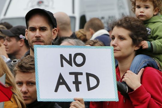 Στιγμιότυπο από διαδήλωση ενάντια στο ακροδεξιό μόρφωμα που κατατάσσεται δεύτερο στις δημοσκοπήσεις